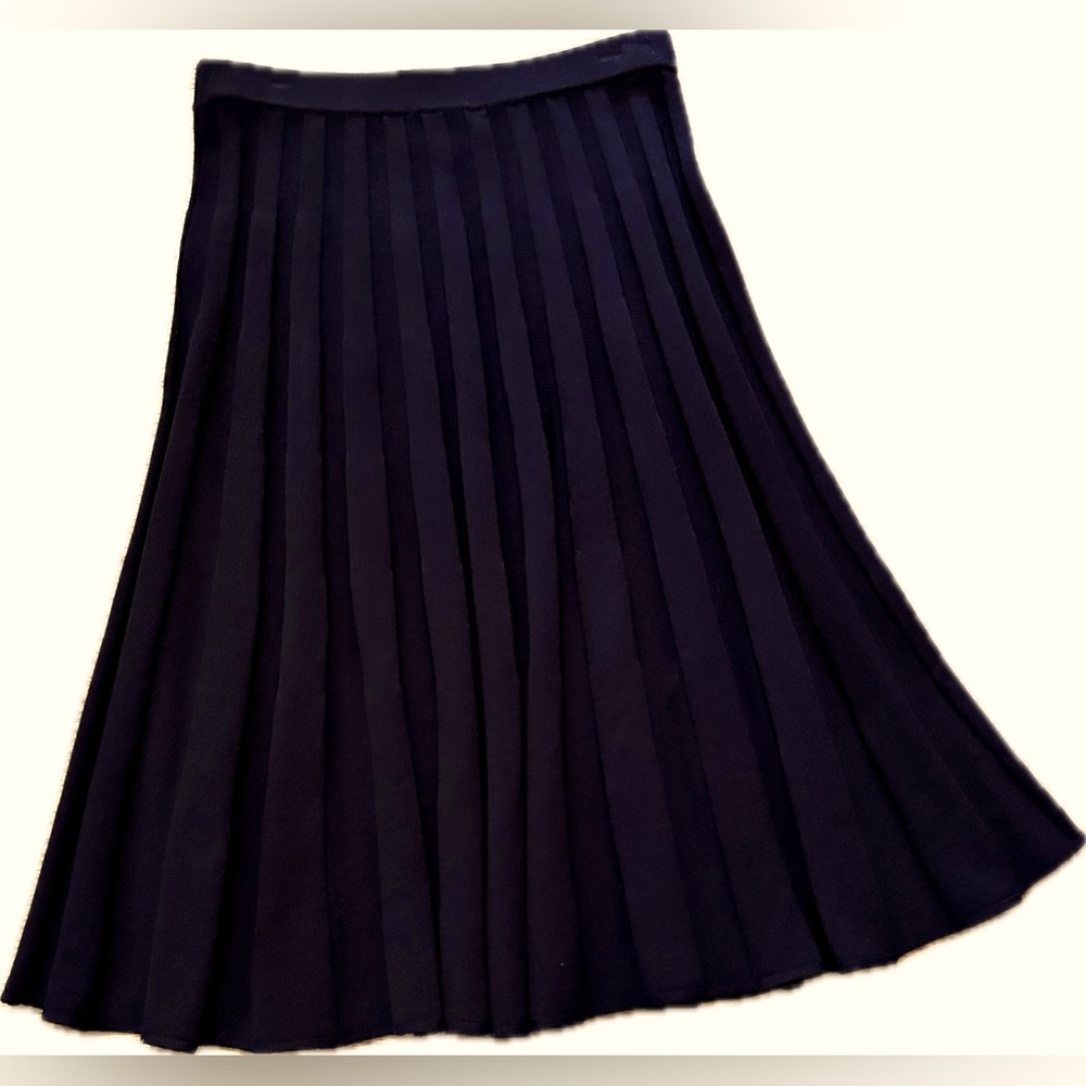 Elegant St. John Classic Black Pleaded Knit Skirt, Excellent Preowned Condition